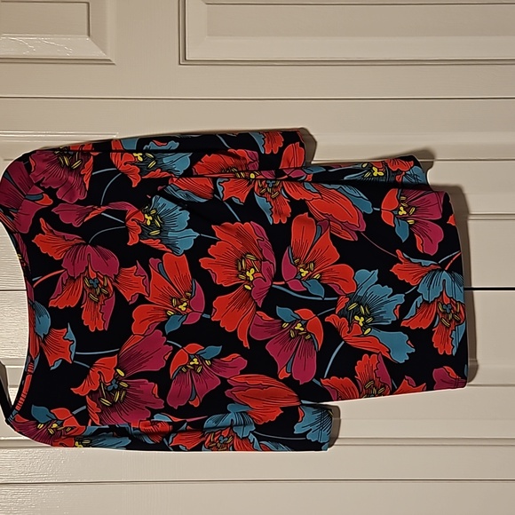 💖 $5 add to bundle Pretty floral print tip with 3/4 sleeves💖 - Picture 2 of 5